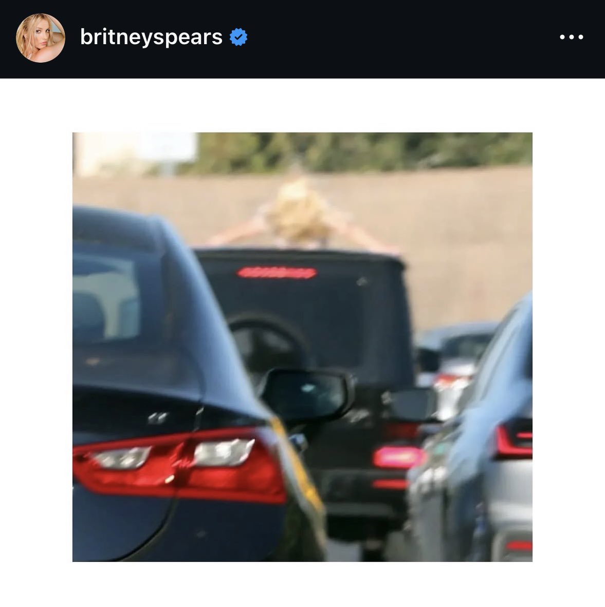 vitormencarelli's tweet photo. Britney postou uma foto dela tirada ontem por um paparazzi no teto solar de sua SUV (alguns sites a chamaram de “maluca” por ter feito isso) com a seguinte legenda:

“Arqueando minhas costas aos céus, a Deus, tentando recuperar todos os anos que perdi... infelizmente, o que as pessoas não viam era como a minha realidade costumava ser na próxima foto. Não mais!”

Ela postou mais uma outra foto de uma menina em posição fetal numa cama, apontando que essa era a sua realidade durante a tutela… vulnerável, impotente e infeliz. 

Aqui ela pesou o clima mas o final foi um alívio!