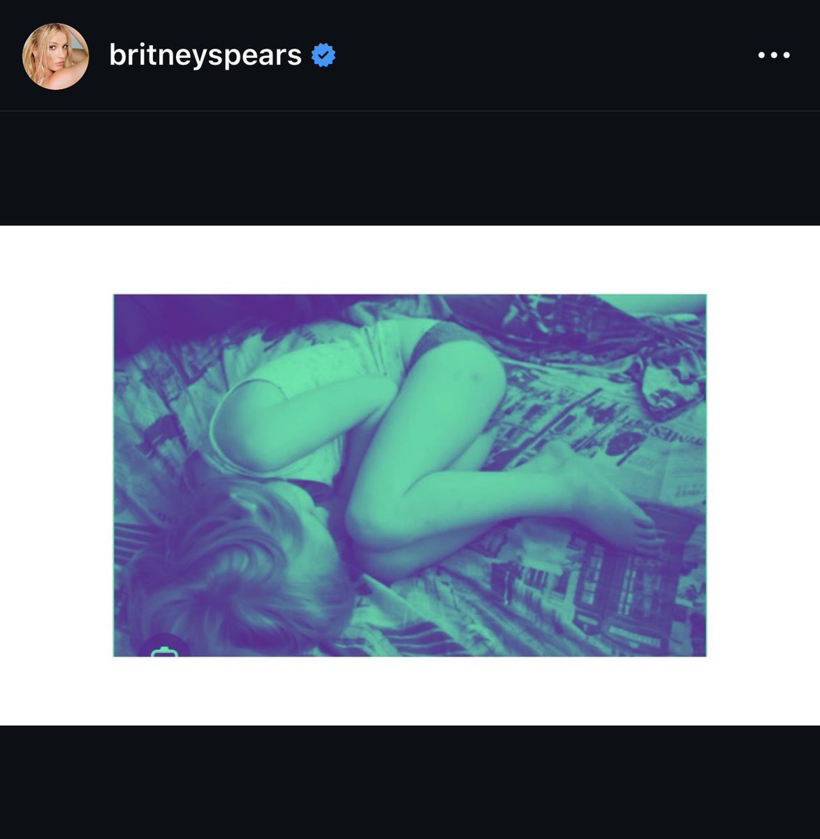 vitormencarelli's tweet photo. Britney postou uma foto dela tirada ontem por um paparazzi no teto solar de sua SUV (alguns sites a chamaram de “maluca” por ter feito isso) com a seguinte legenda:

“Arqueando minhas costas aos céus, a Deus, tentando recuperar todos os anos que perdi... infelizmente, o que as pessoas não viam era como a minha realidade costumava ser na próxima foto. Não mais!”

Ela postou mais uma outra foto de uma menina em posição fetal numa cama, apontando que essa era a sua realidade durante a tutela… vulnerável, impotente e infeliz. 

Aqui ela pesou o clima mas o final foi um alívio!