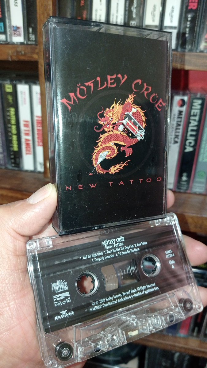 XIBILXIC's tweet photo. A 26-year-old tattoo isn't exactly new anymore, and without Lee, it has gone somewhat unnoticed—though it is a good one 🤘😎 @MotleyCrue 🇺🇸 #NewTattoo #CassetteMania #RandyCastillo https://t.co/oKDNP2royG
