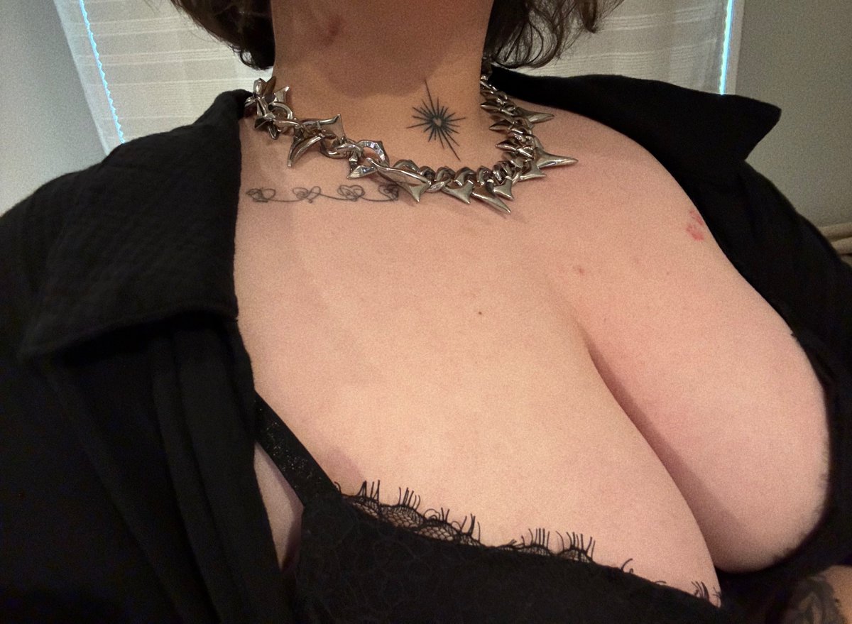aru_rvr's tweet photo. Ren gave me a giant hickey how do I cover it up 😭😭 https://t.co/jH8D4TiPBL