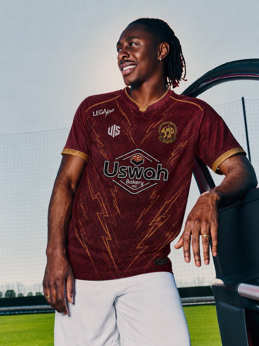 SMBTpadjadjaran's tweet photo. Bukan sekadar warna. Bukan sekadar lambang.
Inilah identitas yang diwariskan, kebanggaan yang dikenakan, dan semangat yang akan terus hidup di setiap langkah
Memperkenalkan Sambat Padjadjaran Home Kit 2026/2027
#SambatPadjadjaran #VBWS https://t.co/2eaA2aIvpa