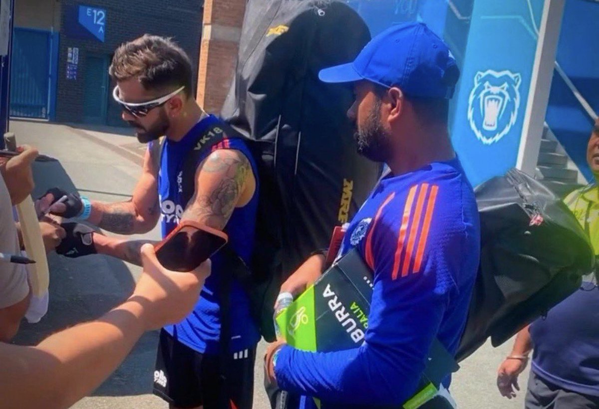 Satishpratap99's tweet photo. KING KOHLI MAKING FANS DAY🐐❤️

Virat Kohli was seen signing autographs for fans in Birmingham today, once again showing why he's loved across the world. 👏🇮🇳

A true superstar on and off the field. King Kohli never disappoints his fans✨

#ViratKohli #KingKohli #TeamIndia https://t.co/mxkMgM6elX