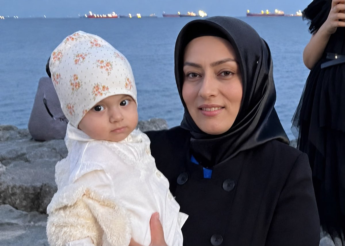 sevincozarslan's tweet photo. 16 aylıkken cezaevine konuldu.

Asude bugün 2 yaşında ama hâlâ özgür değil.

Ev hanımı Deniz Gündoğdu, geçen yıl 2 Temmuz 2025’te kızıyla birlikte tutuklandı.

Asude tam 374 gündür annesiyle birlikte cezaevinde.

Asude2Yaşında VeHapiste https://t.co/qjiyCIU5yf
