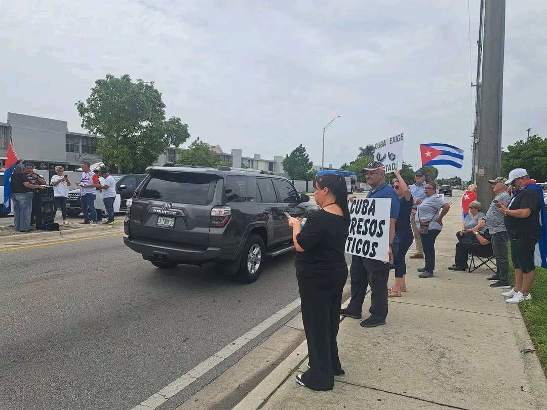 JLperiodista96's tweet photo. Este 11 de julio, cubanos exiliados en Miami, se manifestaron frente a la sede de la agencia de envíos #CubaMax para expresar su rechazo a las relaciones comerciales con el régimen cubano.
📷 @CubanaLibre5 https://t.co/Pf1N13nkW9