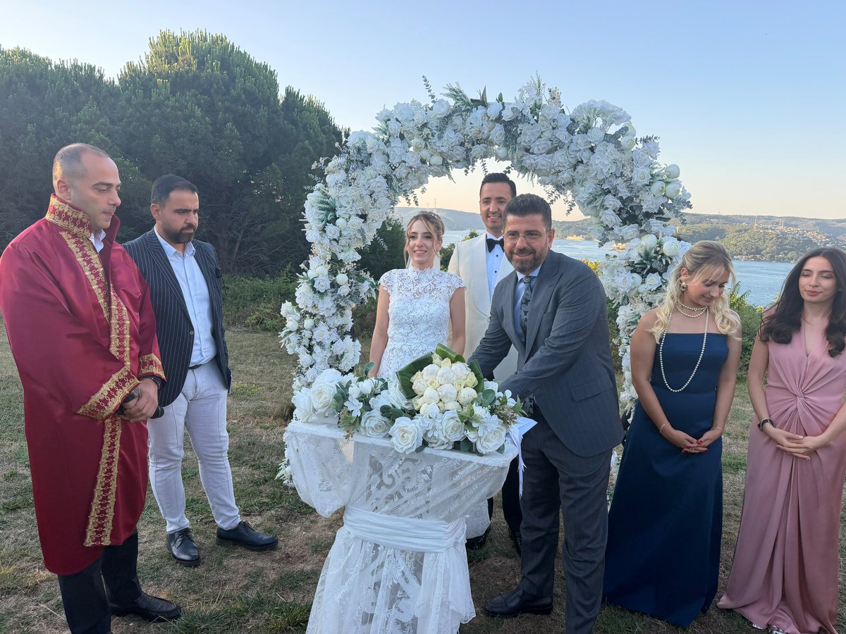 Muhmmtvanlioglu's tweet photo. Kıymetli yönetim kurulu üyemiz, değerli kardeşimiz Burak Bölükbaşı’nın bu mutlu gününde bizde nikah şahidi olarak yerimizi aldık. 
Rabbim iki cihan saadeti nasip eylesin. 

@BolukbasiBurak https://t.co/Olh6A6ssvV