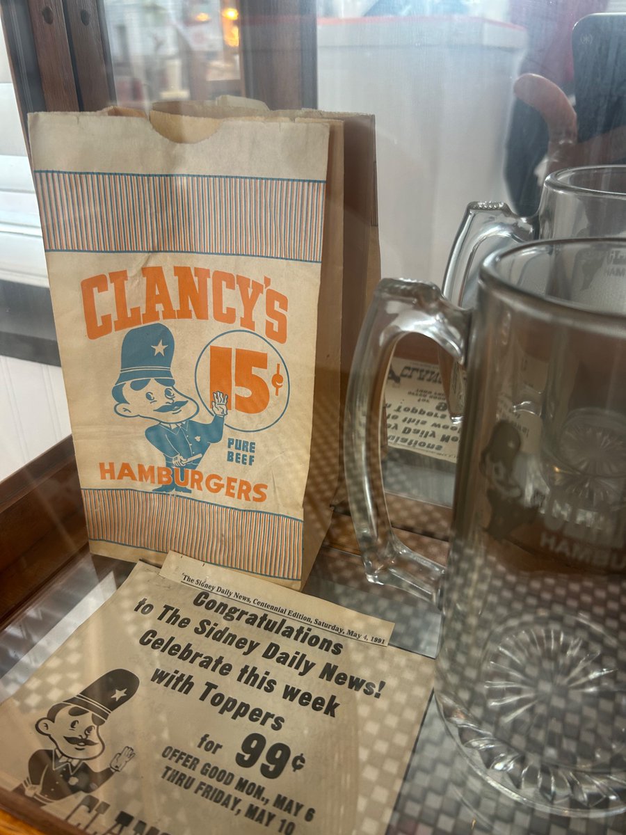 StoryGospel's tweet photo. Dining at an #Ohio classic! 🍔 🍟 
Yumm!😋 

#burgers #familytime #summerfun https://t.co/yQBhukKjzB