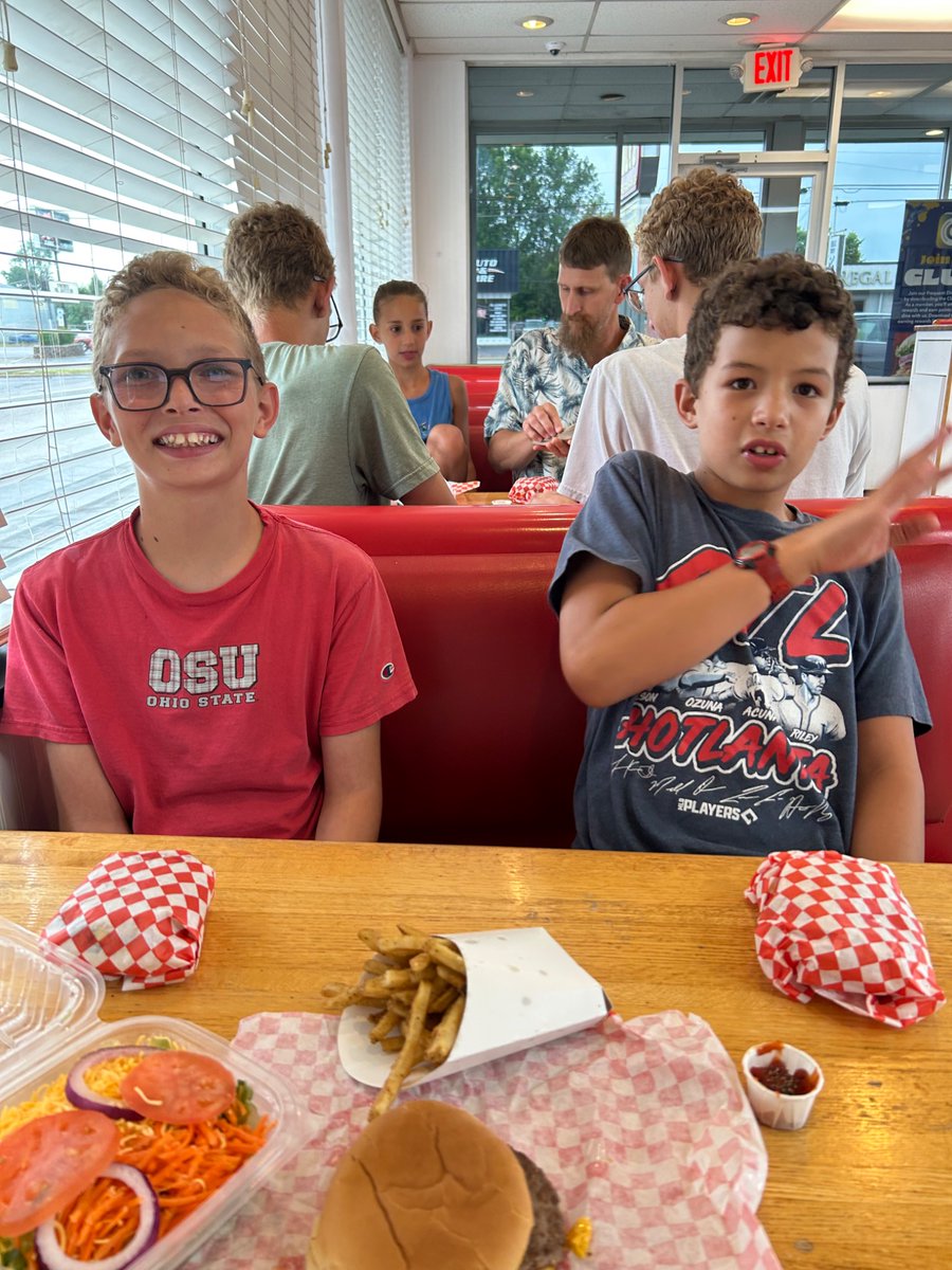 StoryGospel's tweet photo. Dining at an #Ohio classic! 🍔 🍟 
Yumm!😋 

#burgers #familytime #summerfun https://t.co/yQBhukKjzB