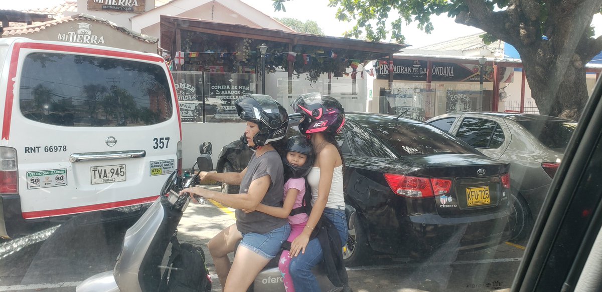 Miansanvi's tweet photo. Miren esto...le irresponsabilidad de la gente con esas moticos electricas https://t.co/afMJNnynAl