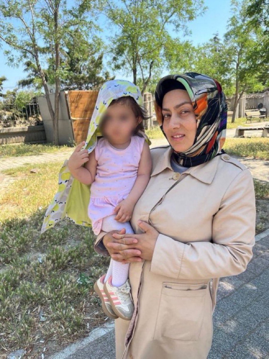 odakdunyam's tweet photo. 2 yaşındaki Asude 1 yıldır cezaevinde. Cezaevi yemekleri çocuklar için uygun değil. Ek gıda taleplerinin cezaevi yönetimi tarafından karşılanmadığı aktarılıyor.

@LutfuTurkkan 

Asude2Yaşında VeHapiste https://t.co/QqVwBTIKu6