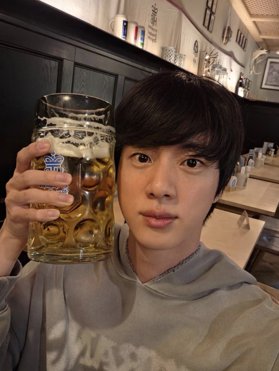 olive_jinnim's tweet photo. ドイツではビールだよね!
認証ショットがかわいすぎる
ドイツも美味しいけどジンくんの大好きな日本の生ビールも早く飲みに来て欲しい✨️
#Jinstagram https://t.co/rTDA2awNQE