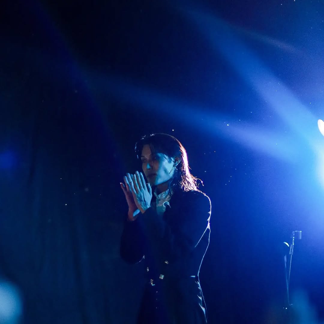 queen_and_bat's tweet photo. ๐ท Shared by Studiotinoco<IG>
The caption: "The presence of an artist is not only measured by his voice, but by the way he makes thousands of people feel the same emotion at the same time."
This is such an amazing way to describe @elcapitxxn ๐ซ
#ELCAPITXN #LATAMTour https://t.co/gnJQ0K4mr1