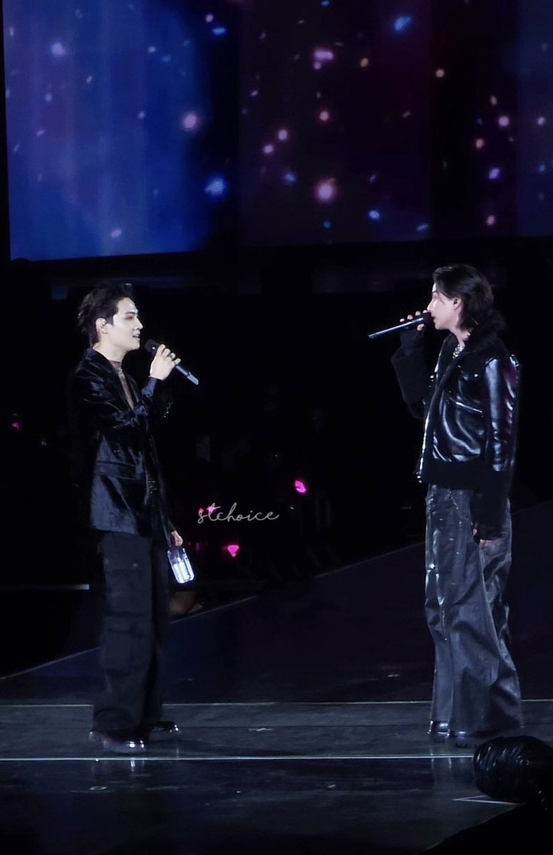 stiohc's tweet photo. งานสายตง สายตาาาาาาาาา 
พี่แจบอมมองกลัฟตอนกลัฟร้องเพลง 
คือแบบบ ฮีแฮบปี้มากนะนั่น 
ดูจากดาวอังคารยังรู้เลย พ่อเอ้ยยย 

 #제이비 #JAYB 

#TAPE_ROOTS_BANGKOK_DAY1
#2026tape_roots_bangkok
#GulfKanawut https://t.co/3PrSSMBzOt