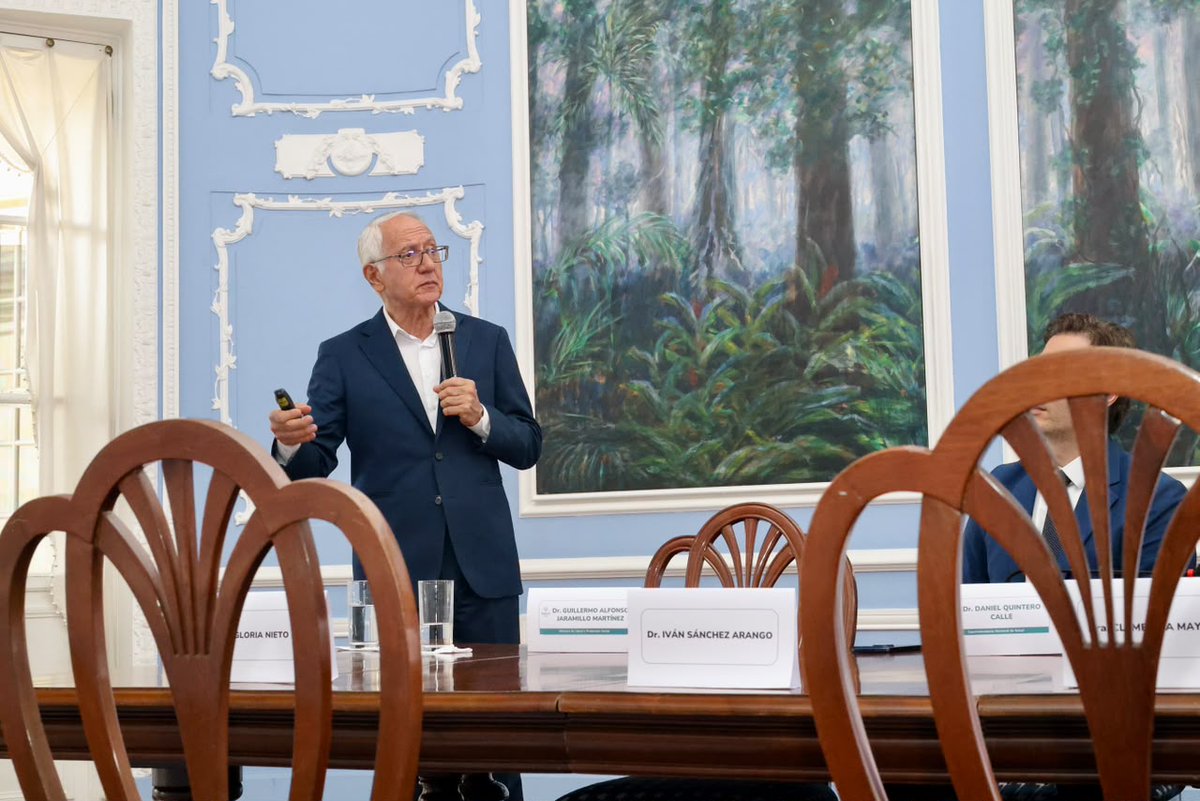 MinSaludCol's tweet photo. #AEstaHora | "El Gobierno tomó la determinación de que hiciéramos un empalme ante el pueblo", afirmó el ministro @Ga_jaramillo al dar inicio al #EmpalmeAnteElPueblo, un ejercicio de transparencia y rendición de cuentas en el que el Ministerio de Salud y Protección Social presenta a la ciudadanía el balance de la gestión desarrollada durante estos cuatro años, los principales avances del sector y la ejecución de los recursos públicos.

Durante su intervención, el ministro expuso los resultados alcanzados en materia de fortalecimiento institucional, inversión y financiación del sistema de salud, destacando el crecimiento de los recursos destinados a garantizar el derecho fundamental a la salud y presentando un balance comparativo frente al cuatrienio anterior.

"La UPC ha crecido más durante este Gobierno, por encima de la inflación. Mientras en el gobierno anterior el incremento fue del 9,84 % en el régimen contributivo, en este cuatrienio alcanzó el 17,25 %. En el régimen subsidiado, el aumento fue cuatro veces mayor", destacó el ministro Guillermo Alfonso Jaramillo.

#EmpalmeAnteElPueblo