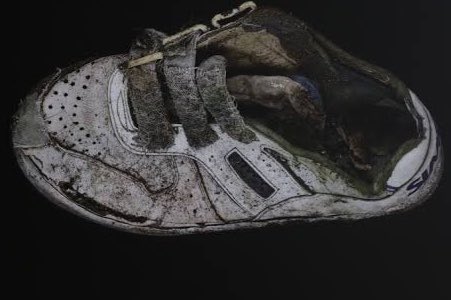 Balshone's tweet photo. Ovo je patika dečaka koji nije stigao da u njima odraste. Njegov život prekinut u genocidu je naša najteža opomena.

Dok nacionalističke elite negiranjem genocida u Srebrenici sprovode njegovu poslednju fazu, naša je ljudska dužnost da zaštitimo dostojanstvo žrtava i preživelih. https://t.co/SfEkn4SUUI