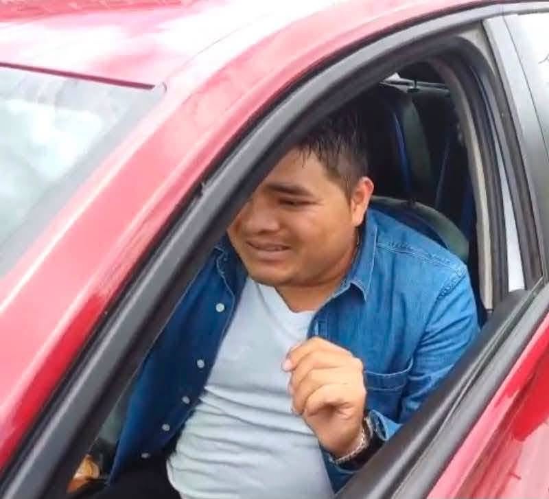 Eco1_LVM's tweet photo. 🚨🚨🚨Mientras tanto en Oaxaca

Comenzó la investigación oficial, un creador de contenidos expuso que personal de la Fiscalía usaba vehículos del corralón para uso personal.

Sr. Blue fue quien hizo pública la denuncia, al exponer que los vehículos asegurados eran usados por personas presuntamente vinculadas a Morena.  

"Todo lo tengo documentado, hemos estado siguiendo este auto minuciosamente. 

Pronto publicaré los nombres e identidades precisas de todos los funcionarios públicos involucrados en estas 
estafas. También se harán denuncias en la FGR, y con apoyo de diputados se pedirá que sea separados de sus puestos y se finquen responsabilidades penales.

Y no me detendré hasta que Julio César Ferrer García esté en prisión por venderle un auto robado a mi hijo.

Que se investigue también al que llevaba el vehículo, porque se supone que debería estar en el corralón por ser parte de una investigación, y lo anduvo cargando como si nada desde hace semanas", señaló el creador de contenidos.