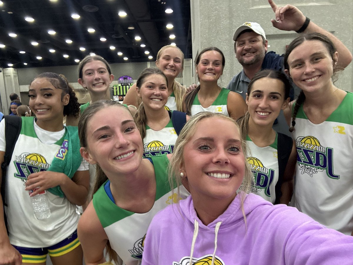 msjazzelite's tweet photo. Truly remarkable! This TEAM is the real deal, defeated Bay State National to advance to the roses championship!! Down 8 with two minutes, no problem! @StellaRoseC1 hits two late free throws off a steal to seal the deal! This next game will be their last together 💚💜 https://t.co/JkNitrS208