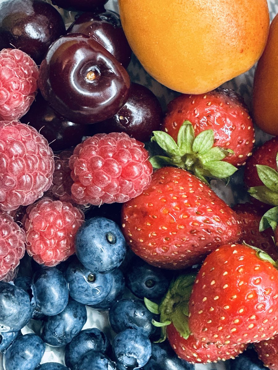 Depressive_tart's tweet photo. літнє різномаїття  ☺️
Малина очолює цей топ🫐🍓🍒🍑🍈
А що полюбляєте ви?🫦 https://t.co/2hAOQSS9Ly