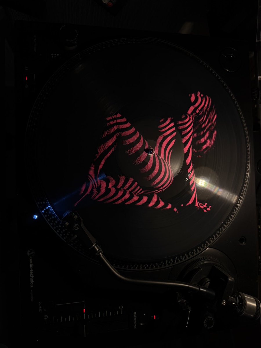 allthelove_143's tweet photo. this GAG. 

1/3 variants. still waiting for 2LP and Spotify exclusive https://t.co/JFyUVHfRb2