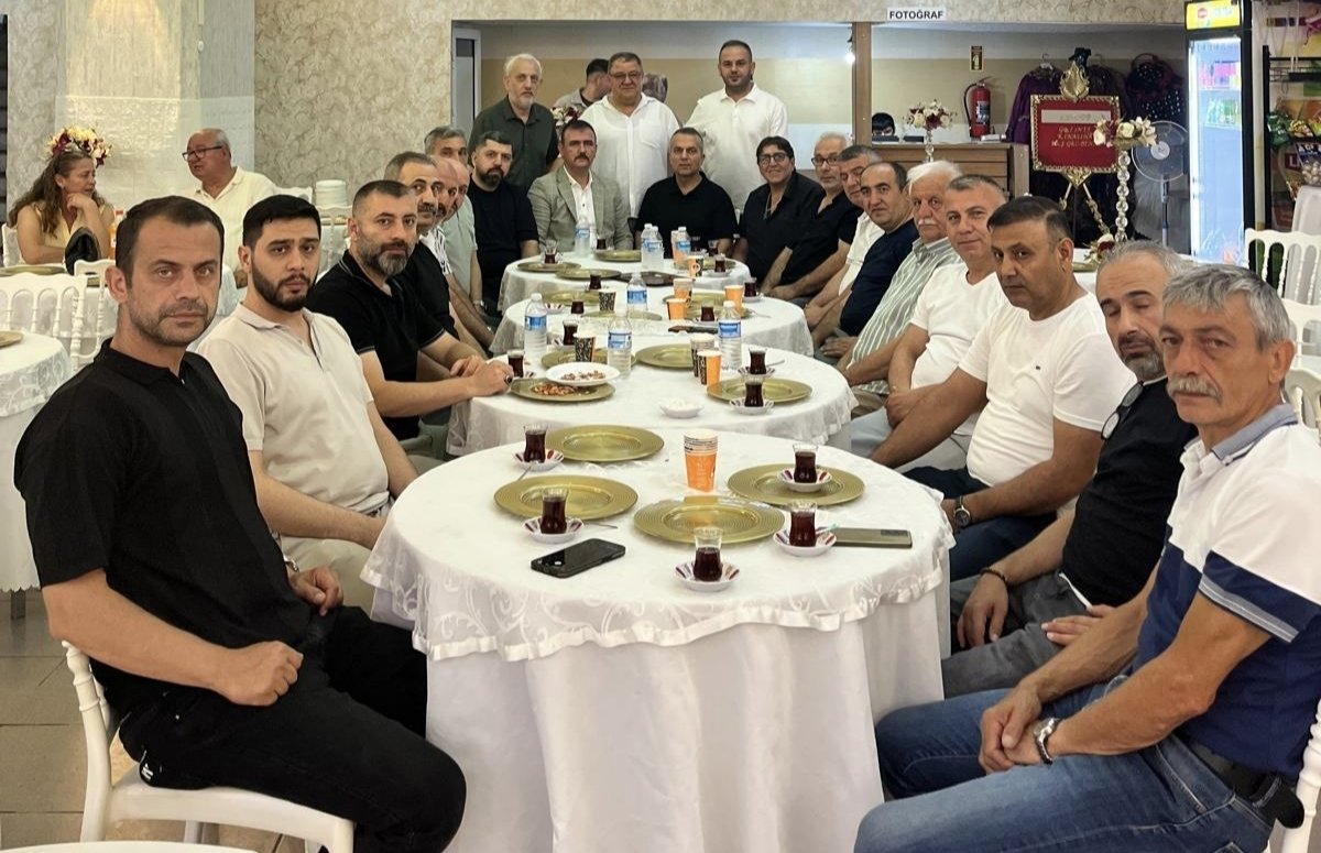 _MHP_sultangazi's tweet photo. Önceki Dönem İlçe Yöneticimiz Sn. Bekir Sarıkaya'nın kıymetli torunlarının sünnet düğününe, İlçe Başkanımız Sn. Yakup Bildik, İlçe Yöneticilerimiz, Mahalle Başkanlarımız ve Meclis üyelerimiz  ile birlikte katılım sağladık.

Bu vesileyle evladımıza sağlıklı, huzurlu ve hayırlı bir ömür; Sarıkaya ailesine ise mutluluklar diliyor, nazik davetleri ve misafirperverlikleri dolayısıyla teşekkür ediyoruz.

#sultangaziilebulusuyoruz #sultangaziilekucaklasiyoruz