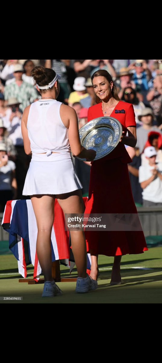 royaldiariess's tweet photo. Princess Catherine is looking amazing ❤️❤️🎾 #wimbledon #final https://t.co/4ooRlmHMzh