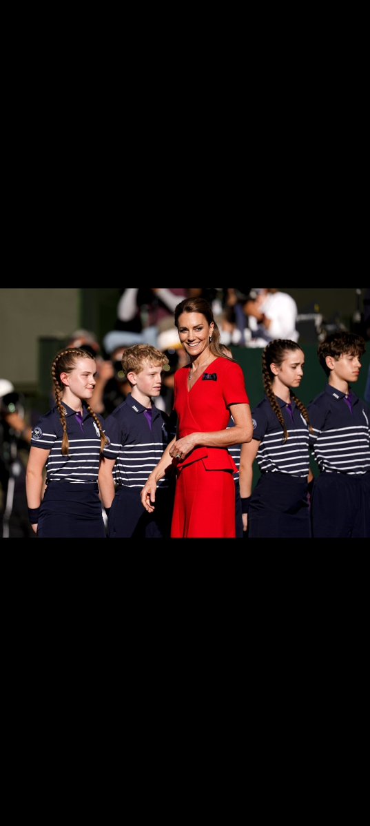 royaldiariess's tweet photo. Princess Catherine is looking amazing ❤️❤️🎾 #wimbledon #final https://t.co/4ooRlmHMzh