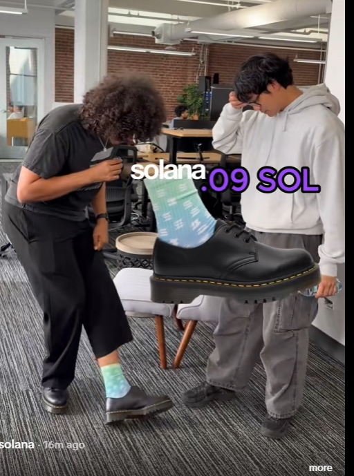 Kirodev7's tweet photo. Solana keeps teasing their socks and we haven't had a runner from it yet  

Also DIH on robinhood is flying so this could be our version for solana

Let's run a good simple meme for this

https://t.co/gtlPwvhIu9 https://t.co/zZDXazpQDs