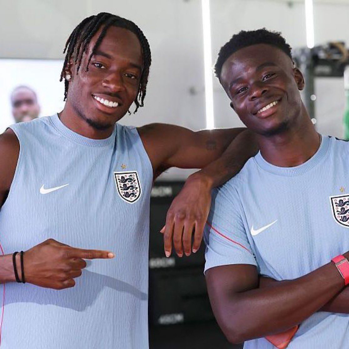 marklfcx's tweet photo. Roy Keane on Noni Madueke expected to start against Norway with Bukayo Saka on the bench.

🗣️ “If Saka is fit enough to play and you’re leaving him on the bench, then you’d better have a very good reason. This isn’t the time for experiments it’s the quarter-finals of the World Cup. You don’t leave your best players out to make a statement.

I’ve got nothing against Madueke, but starting ahead of Bukayo Saka? He hasn’t earned that privilege. Saka has carried this England team in big tournaments, delivered when the pressure was at its highest, and now you’re telling me he’s watching from the bench? That’s madness.

International football isn’t about rewarding potential it’s about picking the players you trust when everything is on the line. Saka has done that time and time again. If England go out tonight after leaving one of their biggest match-winners on the bench, there will be serious questions to answer.

Managers love to call these decisions ‘brave.’ I call them unnecessary. The best teams don’t overthink football they put their best players on the pitch and let them win games. If Saka is available, he starts. End of discussion.”