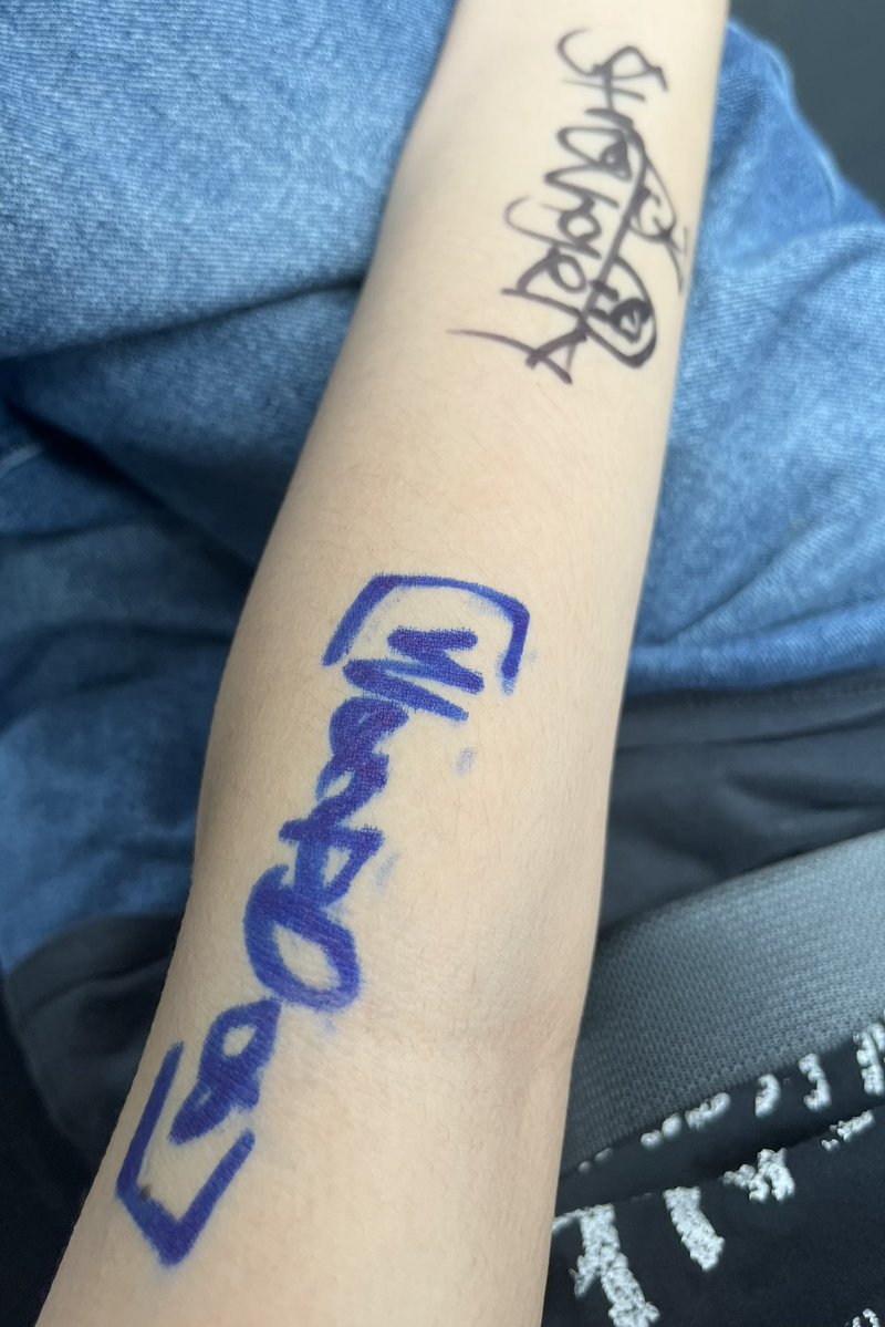 melanartz's tweet photo. i got my armed signed by @HiImStrangely and @WoopDoo_DT_ cause i didnt have anything else to write on LOL https://t.co/Y2j8bnW7JP