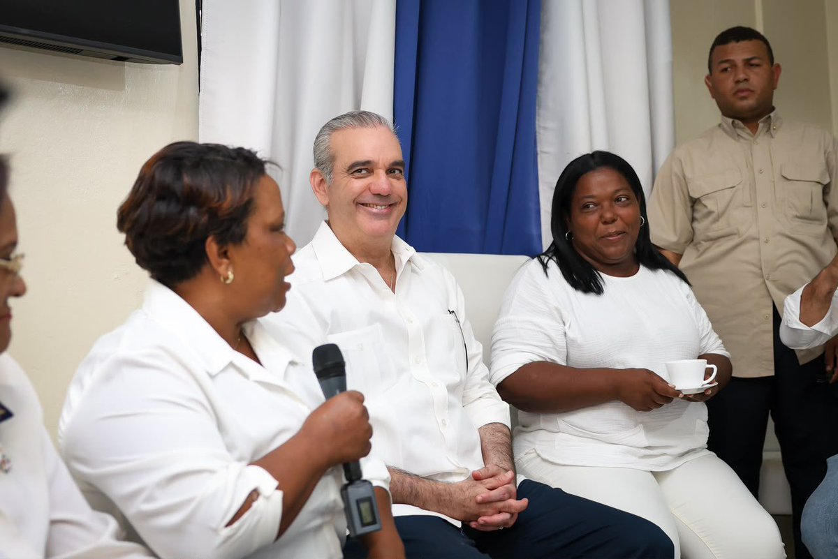 PresidenciaRD's tweet photo. En el barrio Willmore de 📍#Samaná, el Programa Familia Inclusiva, junto con @CPADBRD, @DasacRD y @PropeepGob, benefició a miles de personas con el mejoramiento de viviendas, la pavimentación de peatonales y la entrega de raciones alimenticias. 🇩🇴 https://t.co/A0wnY587tb