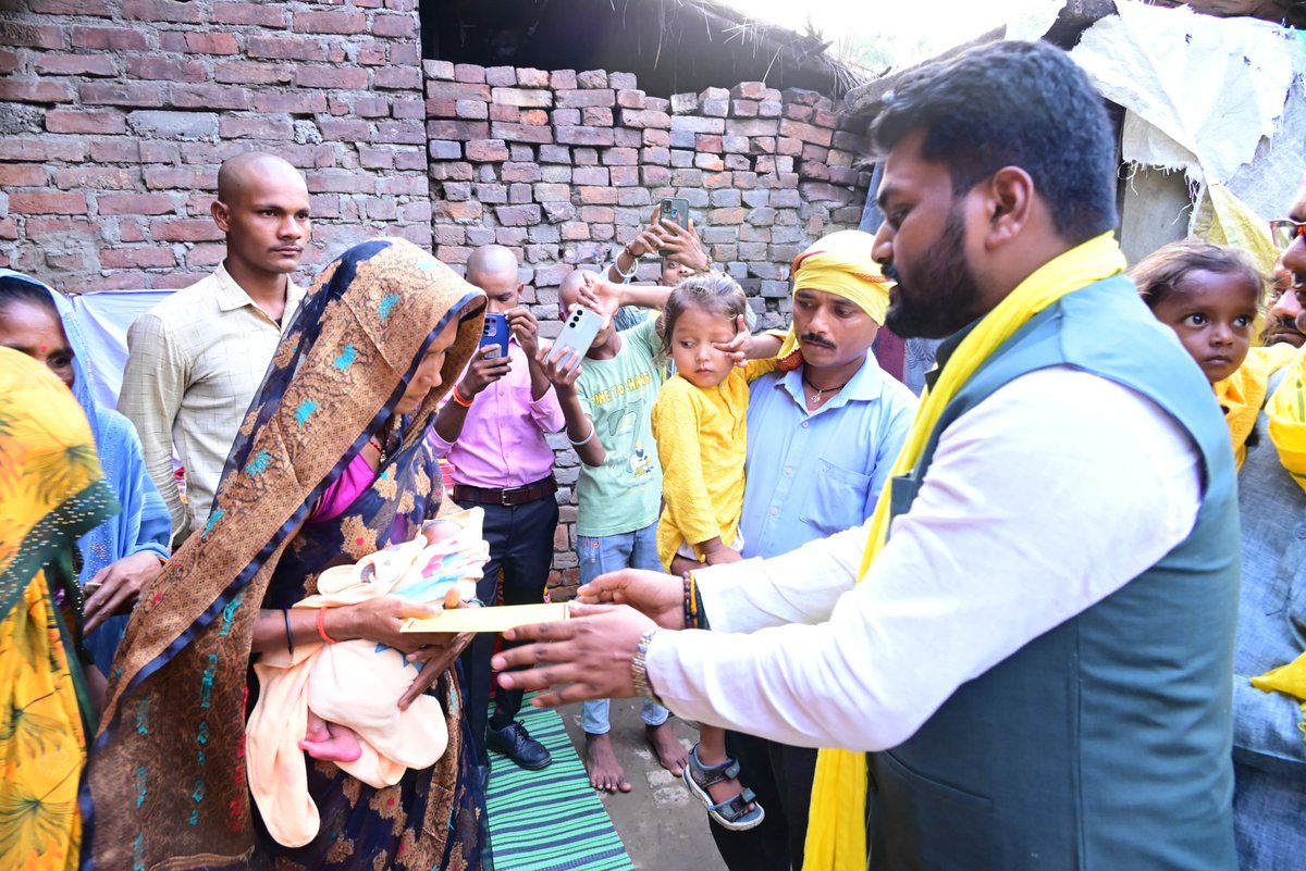 arvindrajbhar07's tweet photo. जनपद महाराजगंज की विधानसभा नौतनवा के महेशपुर मेहदिया स्थित जिला अध्यक्ष श्री मुरली मनोहर राजभर जी के निज निवास पर पहुँचकर उनके भतीजे के आकस्मिक निधन पर शोक संवेदना व्यक्त की एवं दिवंगत आत्मा को भावभीनी श्रद्धांजलि अर्पित की।

ईश्वर से प्रार्थना है कि दिवंगत पुण्यात्मा को अपने श्रीचरणों में स्थान प्रदान करें तथा शोकाकुल परिवार को इस असहनीय दुःख को सहन करने की शक्ति प्रदान करें। ॐ शांति।