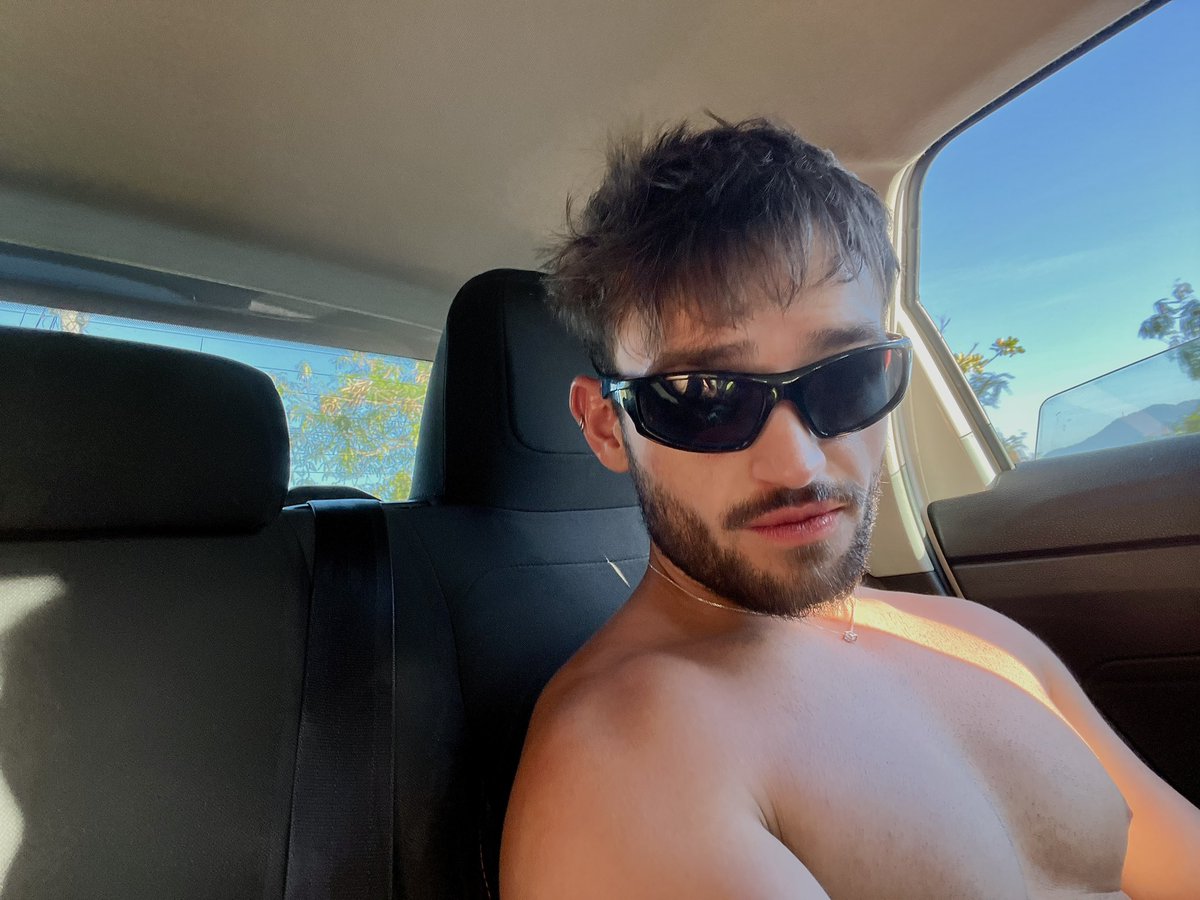 leofiuzz's tweet photo. eu e meu arcano pessoal 🤠 https://t.co/wGbQ7G3MMk