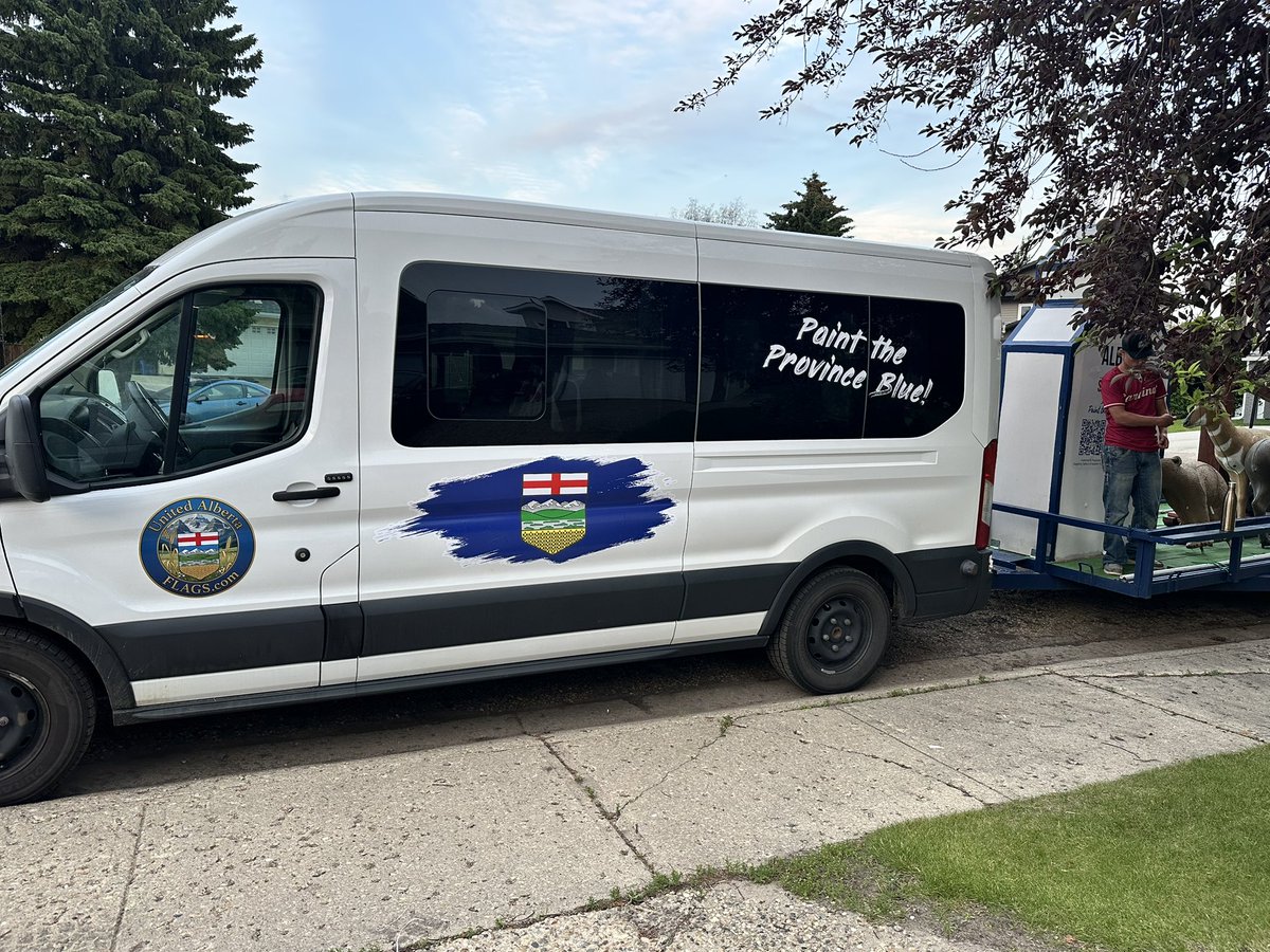 United_AB_Flags's tweet photo. What a great parade today in Lacombe!

A fantastic time with amazing support from the crowd. Over 1000 more Alberta flags handed out to help Paint the Province Blue! 

We are off to Red Deer for a pop up to hand out more free Alberta flags. 

You can find us at Gaetz and 19st near The Granary Kitchen from 12:30-1:30.
