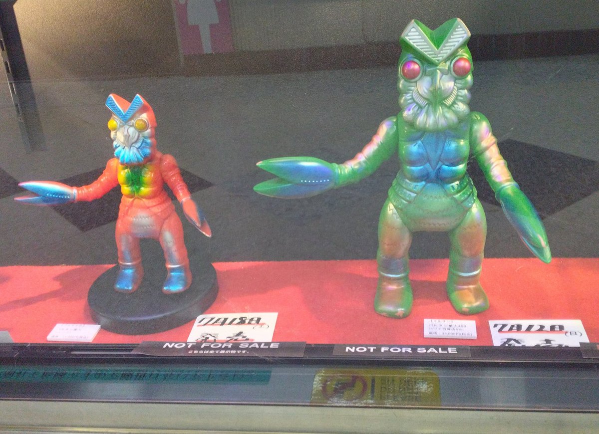 墓場の画廊で展示中のブルマァク＆マルサンのバルタン星人。この2体の
