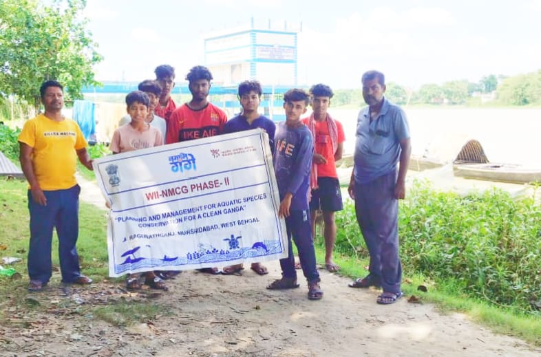 CallingGanga's tweet photo. The Ganga Praharis at Sadar Ghat, Murshidabad, West Bengal, sensitised the local communities including fishers about aquatic biodiversity conservation, impact of polythene and plastic on riverine ecosystem  and cleanliness of the Hooghly River https://t.co/WcBS1vXNex