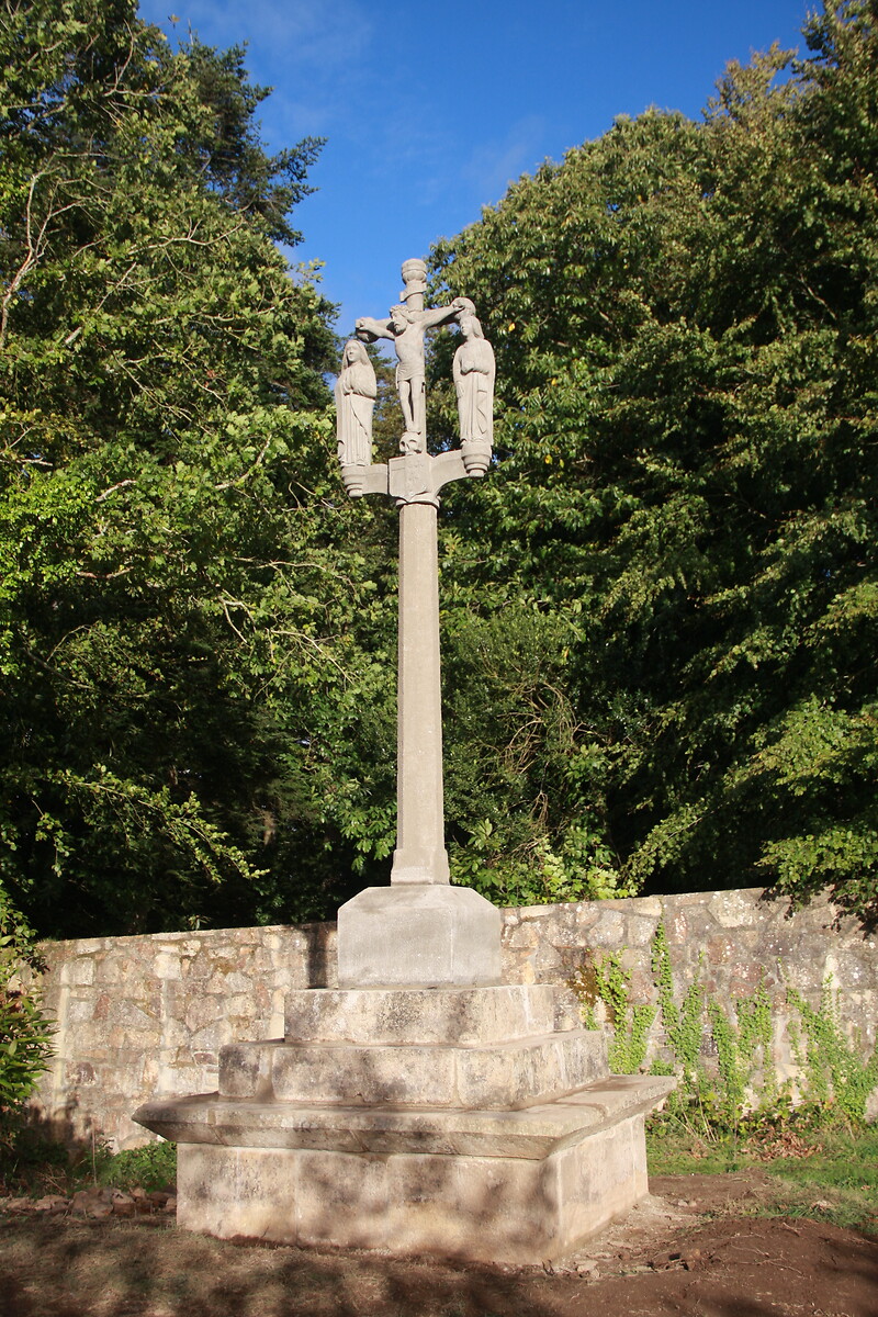lechochretien's tweet photo. 🔴✝️ 𝗔𝗟𝗘𝗥𝗧𝗘 𝗜𝗡𝗙𝗢 — Le tribunal administratif de Rennes a ordonné au maire de Saint-Divy, dans le Finistère, le retrait d’une reproduction du calvaire de Kerdalaës, érigé en 1652, réinstallée après rénovation en 2022 à son emplacement historique.

Le tribunal a estimé que le calvaire original étant toujours conservé au cimetière, cette reproduction ne pouvait pas être considérée comme une restauration, mais constituait un « nouvel emblème religieux », contraire à l’article 28 de la loi de 1905.