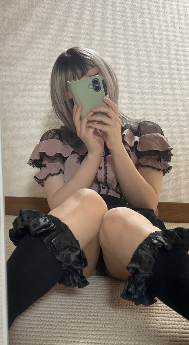 nasubimiso's tweet photo. 今日は新しい服とウィッグで名古屋のTOY BOX行ってきた！土曜日夜だけどあまり人が居なかった… https://t.co/2xYGf5dyCE