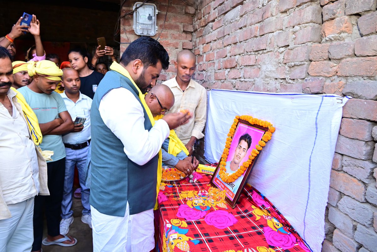 arvindrajbhar07's tweet photo. जनपद महाराजगंज की विधानसभा नौतनवा के महेशपुर मेहदिया स्थित जिला अध्यक्ष श्री मुरली मनोहर राजभर जी के निज निवास पर पहुँचकर उनके भतीजे के आकस्मिक निधन पर शोक संवेदना व्यक्त की एवं दिवंगत आत्मा को भावभीनी श्रद्धांजलि अर्पित की।

ईश्वर से प्रार्थना है कि दिवंगत पुण्यात्मा को अपने श्रीचरणों में स्थान प्रदान करें तथा शोकाकुल परिवार को इस असहनीय दुःख को सहन करने की शक्ति प्रदान करें। ॐ शांति।