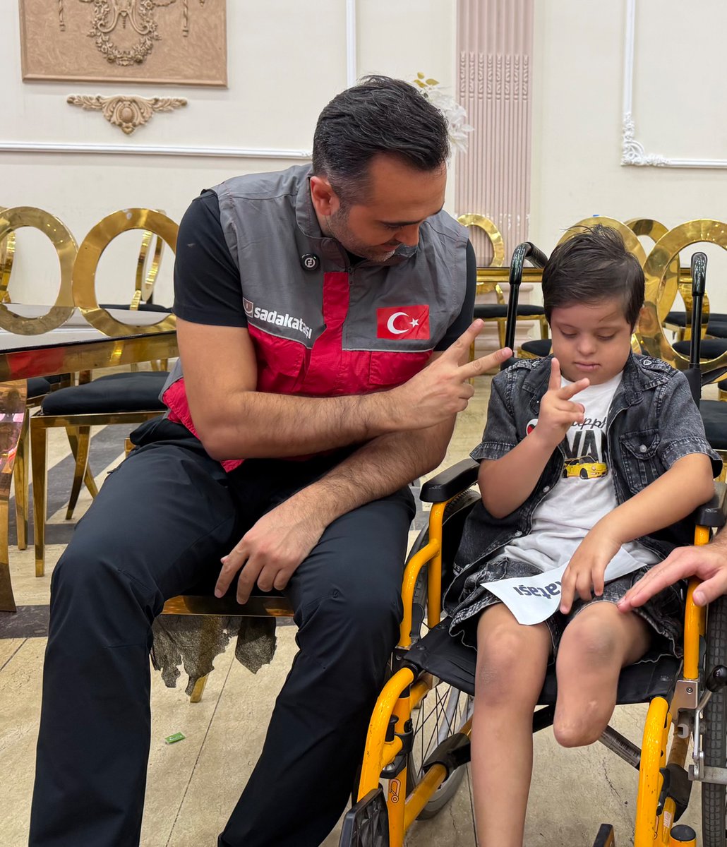 oacengiz's tweet photo. Yusufun babası şehid, kendisi de yaşından çok daha büyük acılara şahit.

Annesinin anlattığına göre eskiden konuşuyormuş… Artık konuşmuyor.

Belki de bazı acılar, kelimelerin taşıyamayacağı kadar ağırdır. https://t.co/La8nCI5lvO