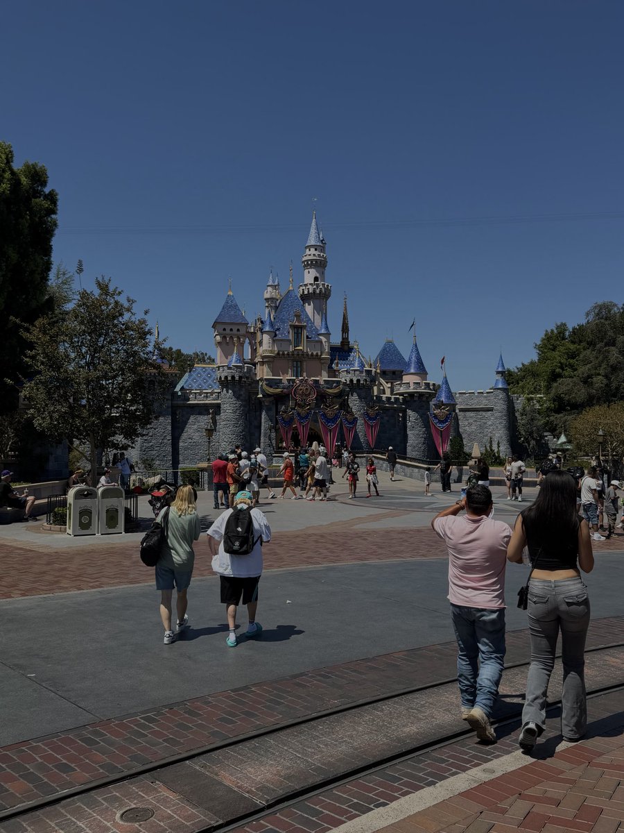 imjustasagg's tweet photo. Disneyland💟 https://t.co/iRzJm3HNaw