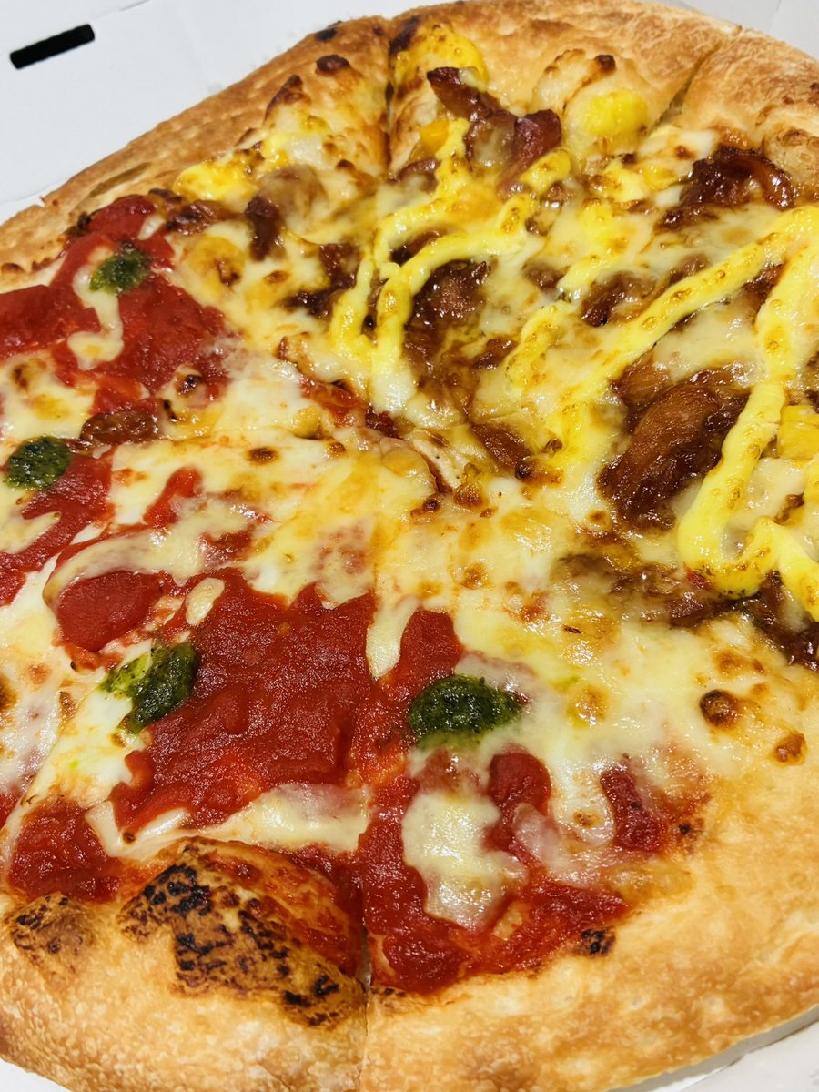 C11404039's tweet photo. 昨夕はピザを注文しました。
割引ありでM990円でした。
#飯テロ https://t.co/nEeHklAaUM