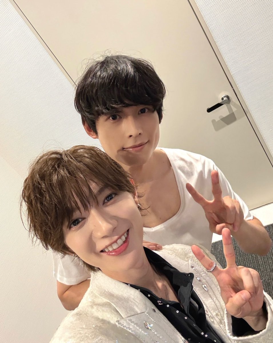 aywoounps's tweet photo. やっとゆっくり録画みれた。
このツーショは嬉しいよねー🤍 https://t.co/gKjwrdoJ4M