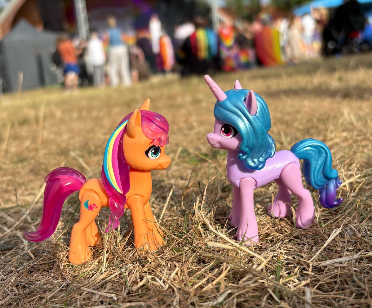 HeartKArt06's tweet photo. ✨Sunny and Izzy enjoyed the pride event they went to✨

🏳️‍🌈

Photo taken by me

#MLPG5 #SunnyStarscout #IzzyMoonbow #Pride #LoveIsLove https://t.co/KLJV5kfHby