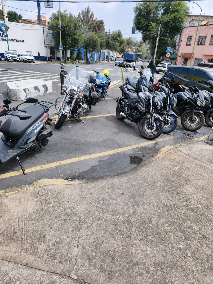 GLV83's tweet photo. @OVIALCDMX @AlcCuauhtemocMx Y cómo pretenden que la gente en silla de ruedas pasen y/o bajen la banqueta y pasen la calle los peatones?? Calle García Diego y Niños Héroes Colonia Doctores. https://t.co/XRzfvaxQe9