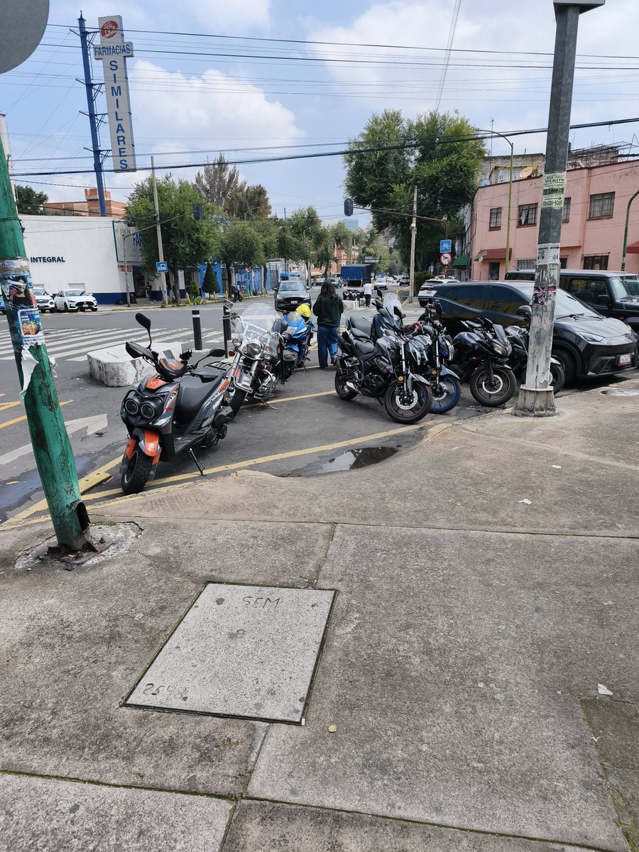 GLV83's tweet photo. @OVIALCDMX @AlcCuauhtemocMx Y cómo pretenden que la gente en silla de ruedas pasen y/o bajen la banqueta y pasen la calle los peatones?? Calle García Diego y Niños Héroes Colonia Doctores. https://t.co/XRzfvaxQe9