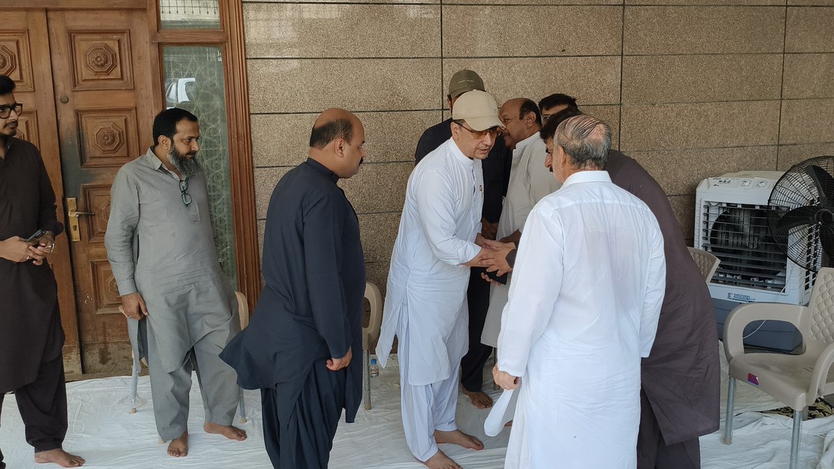 JamotTeam's tweet photo. Pppضلع حيدرآباد جي صدر ۽ قومي اسيمبلي جي ميمبر (NA-218) سيد حسين طارق شاهه ڄاموٽ، پاڪستان پيپلز پارٽي حيدرآباد جي اڳواڻ سيد حسن علي شاهه ڄاموٽ ۽ پي ايس عطا شر معزز دوستن سان گڏ يوسي 125۾  مسلم سوسائٽي، قاسم آباد ۾ فدا حسين لطيفاڻي سان سندس ڀائيٽي جي لاڏاڻي تي تعزيت ڪئي https://t.co/VS8Ml83Ehr