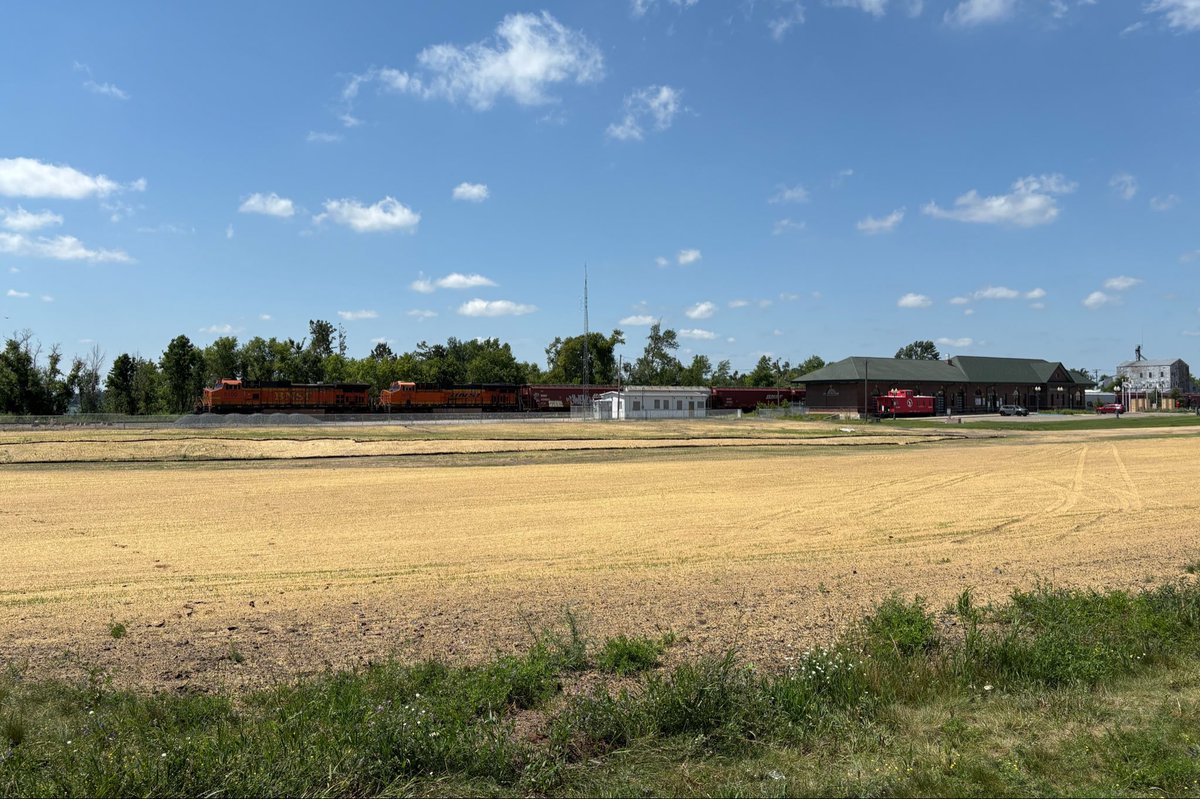 MNRailNotes's tweet photo. Up in Bemidji, MN Sat/Sun and after we had lunch and a farmers market trip I heard a train horn and hustled to a spot to get a shot. Seen here is likely the @BNSFRailway’s H-GFDSUP (Grand Forks, ND to Superior, WI). The Grand Forks Sub is pretty quiet, so this was a treat. #BNSF https://t.co/nTHG87u7S5