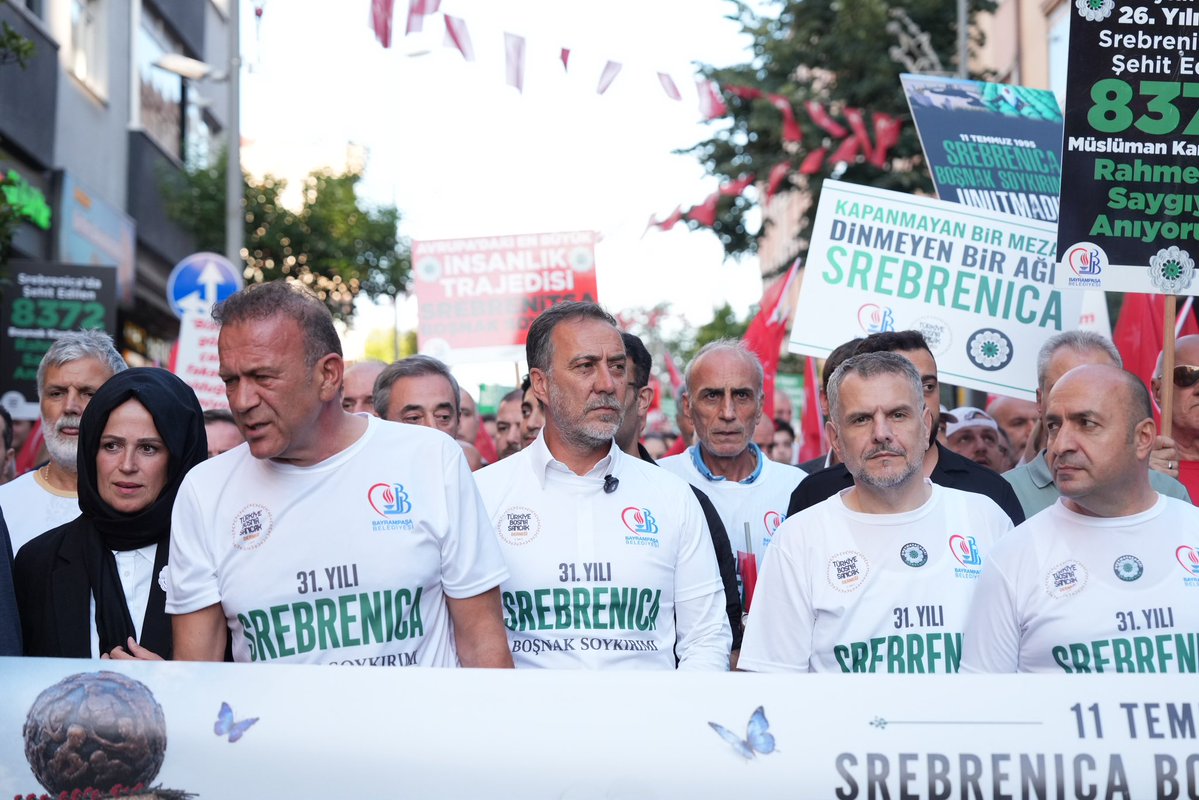 BBvolkanyilmaz's tweet photo. Bundan 31 yıl önce, “medeniyet denilen tek dişi kalmış canavar” Avrupa’nın göbeğindeki insanlık dışı Srebrenitsa Soykırımı’nda hayatını kaybeden Boşnak kardeşlerimizi rahmetle yad ediyorum.  

Bayrampaşa Belediyesi ile Türkiye Bosna Sancak Derneği tarafından düzenlenen 6. Uluslararası Srebrenitsa Boşnak Soykırımını Anma Programı'na katılarak, soykırımda şehit edilen 8.372 kardeşimizin acısını bir kez daha yüreğimizin derinliklerinde hissettik ve onları dualarla andık.

Mekânları cennet, ruhları şad olsun.