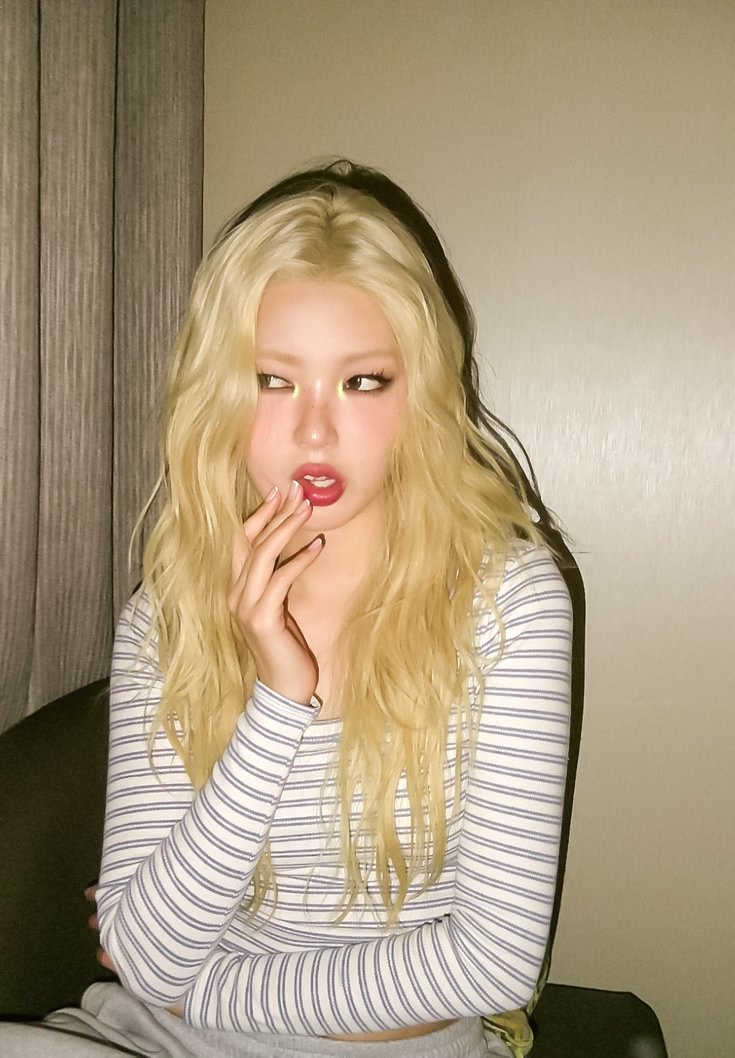 LIPSRED__'s tweet photo. ᅟᅟᅟᅟ𝐂onheça-me.
⠀
⠀—⠀𝐍ome: Angelina.
⠀—⠀𝐀ltura: 1.63.
⠀—⠀𝐈dade: 21.
⠀—⠀𝐄stado civil: Solteira.
⠀—⠀𝐒exualidade: Bissexual. 
⠀—⠀𝐄stação favorita: Inverno.
⠀—⠀𝐂or favorita: Branco. https://t.co/FkhFcNcRGF