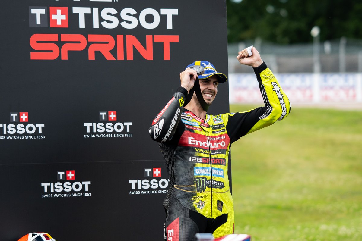 RafaRubioMP's tweet photo. Di Giannantonio, tras el sábado de Sachsenring (1/3):

"Estoy muy feliz con el podio, conseguimos puntos importantes para el campeonato. Cometí un pequeño error en la 1ª curva, pero conseguí recuperar la 3ª posición y gestioné tanto como pude".

#MotoGP #GermanGP https://t.co/jpcGM2v244