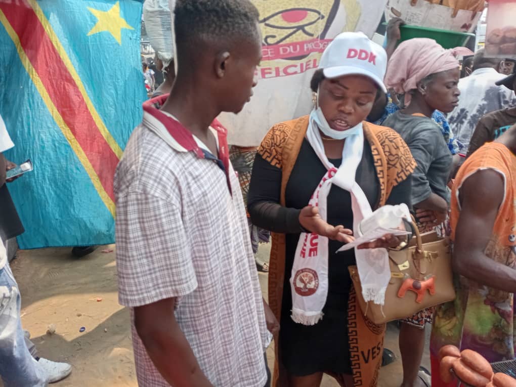 mayombosaddam21's tweet photo. La Dynamique Didier Kamerhe (DDK) a organisé, ce jour, dans la commune de N'djili, une vaste campagne de sensibilisation contre le virus Ebola.

Cette initiative citoyenne avait pour objectif d'informer la population sur les modes de transmission de la maladie, les mesures de prévention ainsi que l'importance d'adopter des comportements responsables afin de limiter les risques de propagation.

À travers cette action, la DDK réaffirme son engagement à accompagner les efforts des autorités sanitaires en plaçant la santé publique au cœur de ses priorités. Sensibiliser, prévenir et protéger demeurent des responsabilités collectives pour préserver la vie de nos communautés.

Ensemble, restons vigilants et respectons les mesures de prévention contre le virus Ebola.

@didier_kamerhe 
@VitalKamerhe1 
@HamidaKamerhe 
@agapao